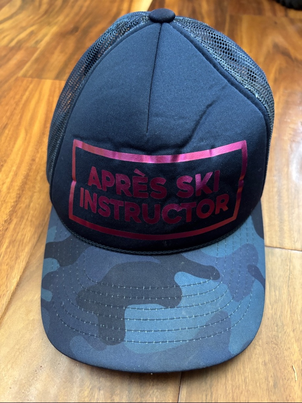 CAMO APRÈS SKI INSTRUCTOR Trucker Hat - Navy with Pink Accent